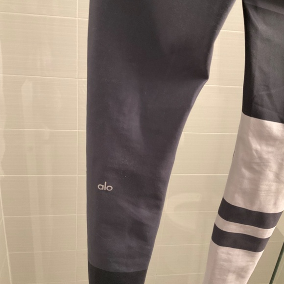 *Rare* ALO Yoga Leggings - Picture 6 of 15
